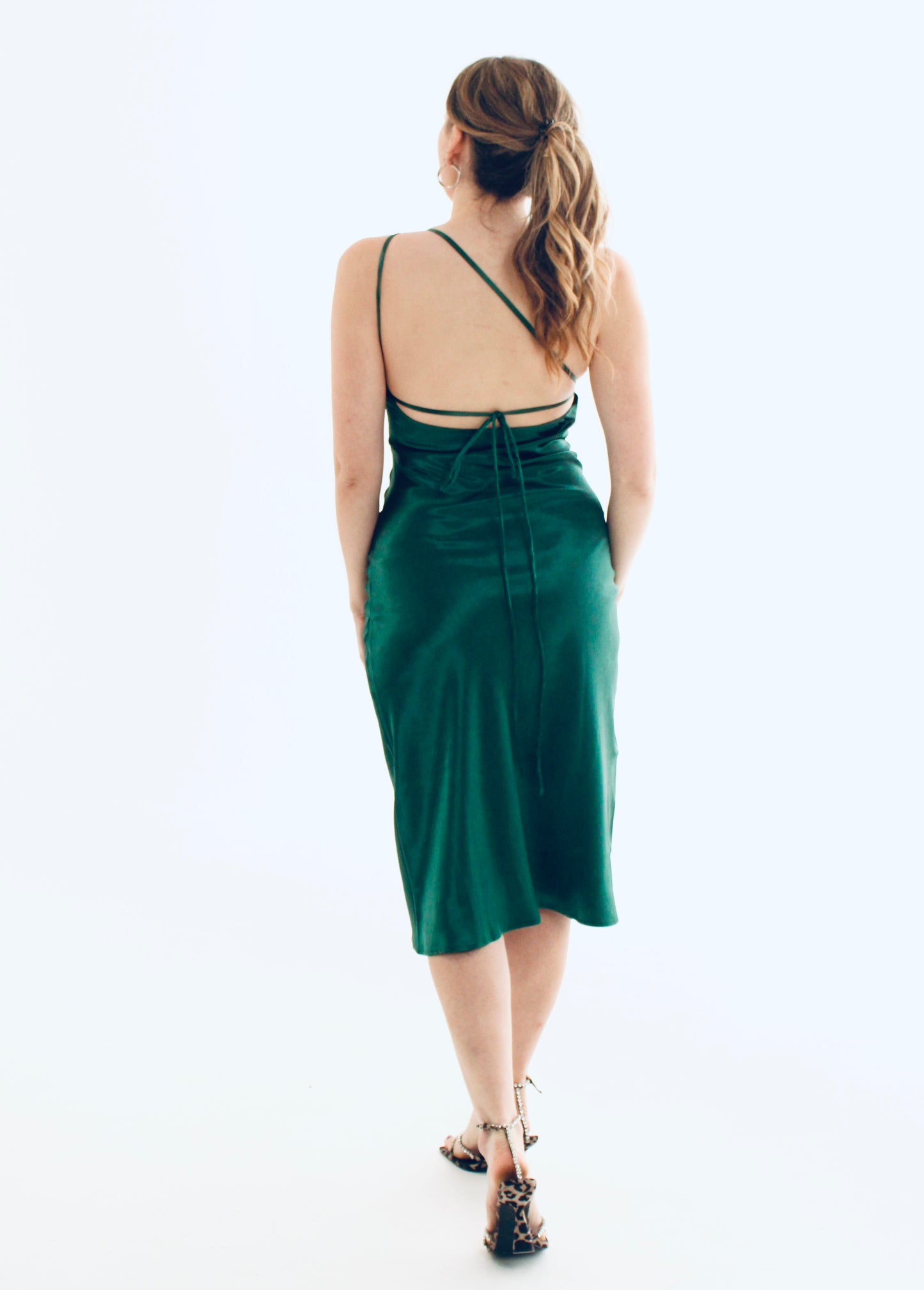 One-Shoulder Elegance: The one-shoulder silhouette adds a touch of drama and modernity to a classic slip dress design. It's a versatile choice for formal events, cocktail parties, or any occasion where you want to make a statement. Adjustable slim spaghetti straps can be worn in multiple ways and allows you to customise the fit. Forest Green Multi Way Tie One Shoulder Midi Slip Dress